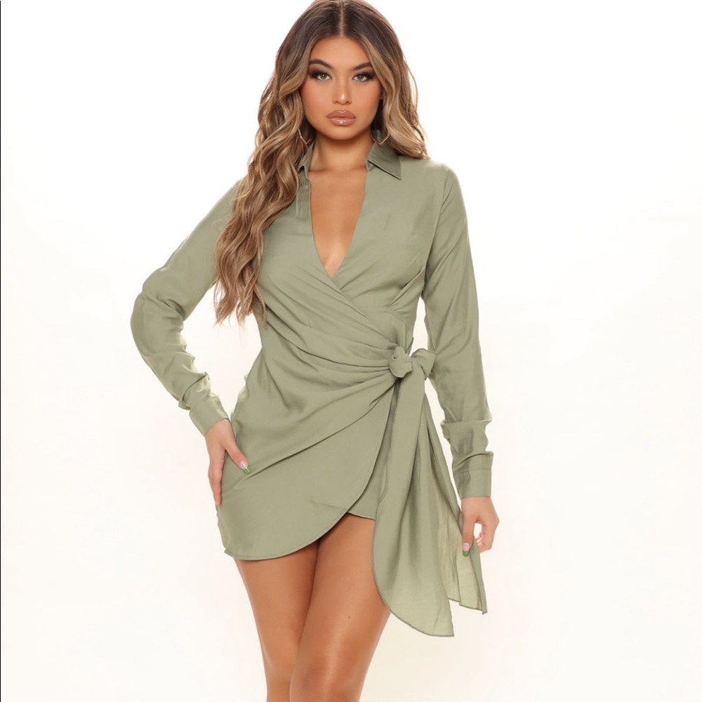 Fashion nova wrap dress. Only worn once, didn’t like how it looked on my body.